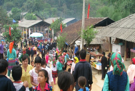 Không gian tấp nập, đông vui trước đêm chợ tình.