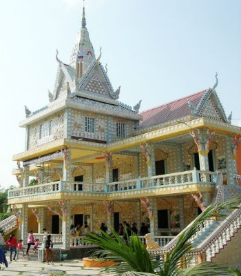 Khung cảnh bên ngoài của ngôi chùa Chén Kiểu.