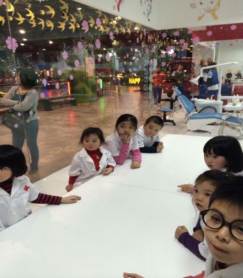 Nghỉ lễ Quốc giỗ 1 ngày: Đi đâu, chơi gì? - 3 Trẻ được làm bác sĩ