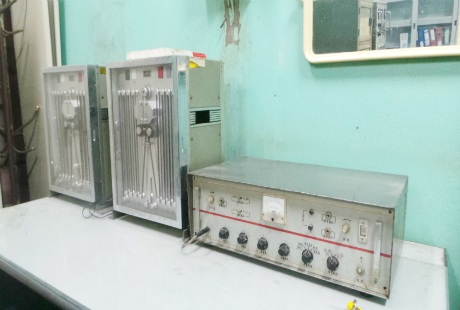 Hệ thống tủ biến áp nhận tín hiệu, bao gồm máy ghi âm và băng từ.