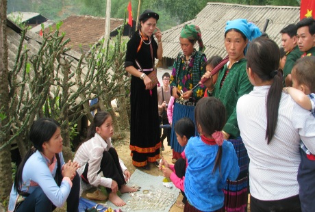  Rất nhiều hoạt động mua bán được diễn ra tại phiên chợ.