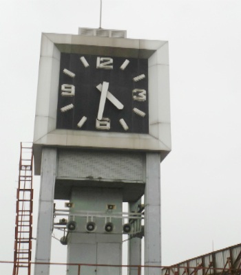 Chiếc tháp của đồng hồ được đặt trên tầng 5 của tòa nhà bưu điện Hà Nội với diện tích khoảng 15m2.