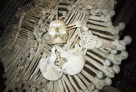 Hình ảnh đầy rùng rợn nhưng khá ấn tượng bên trong của nhà thờ.