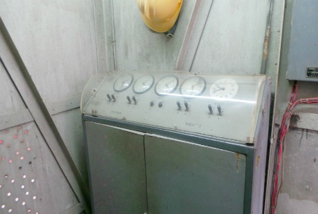 Chiếc tháp của đồng hồ được đặt trên tầng 5 của tòa nhà bưu điện Hà Nội với diện tích khoảng 15m2.