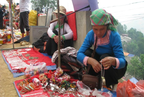  Rất nhiều hoạt động mua bán được diễn ra tại phiên chợ.