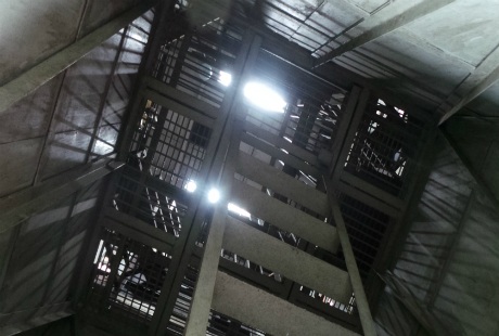 Chiếc tháp của đồng hồ được đặt trên tầng 5 của tòa nhà bưu điện Hà Nội với diện tích khoảng 15m2.