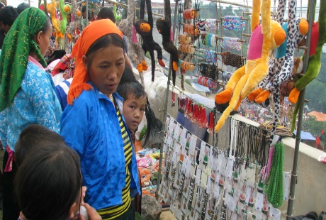  Rất nhiều hoạt động mua bán được diễn ra tại phiên chợ.
