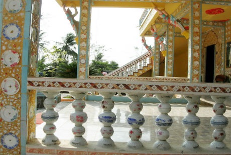 Thăm ngôi chùa được ốp từ hơn... 9.000 chiếc bát, đĩa - 5 Tay vịn cầu thang và hành lang của chùa được trang trí bằng những chiếc bát, đĩa khá đẹp mắt.