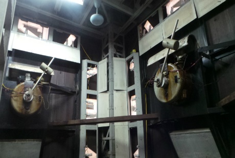 Các cần đối trọng tương ứng với 4 chiếc đồng hồ nhằm hỗ trợ chiếc mô tơ làm việc.