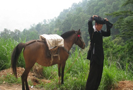 Nhiều người dân các đồng bào dân tộc cưỡi ngựa tới chợ tình.