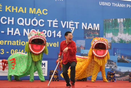 Những màn múa gậy điêu luyện của Lục Tiểu Linh Đồng