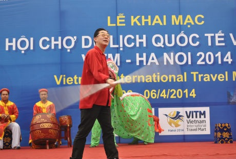 Những màn múa gậy điêu luyện của Lục Tiểu Linh Đồng