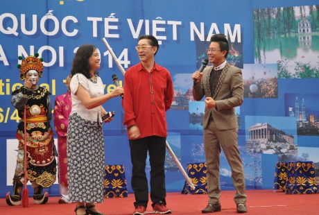 Lục Tiểu Linh Đồng giao lưu với khán giả tại Hội chợ Du lịch quốc tế Việt Nam 2014.