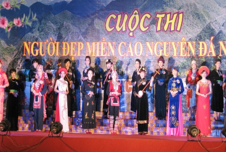 Các thí sinh tham dự cuộc thi trong phần trình diễn trang phục truyền thống.