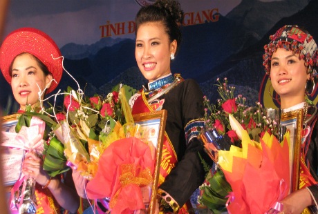 Lưu Thị Hòa (ở giữa) cùng hai thí sinh đạt giải nhì của cuộc thi.