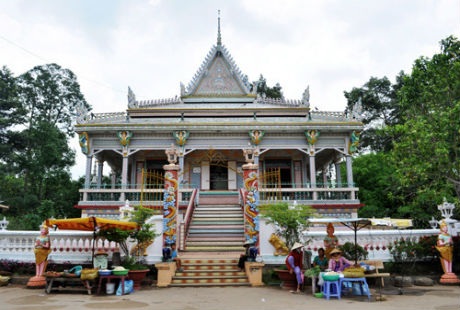Thăm ngôi chùa được ốp từ hơn... 9.000 chiếc bát, đĩa - 1 Khung cảnh bên ngoài của ngôi chùa Chén Kiểu.