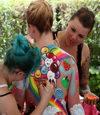 Độc đáo lễ hội vẽ tranh trên cơ thể người lớn nhất thế giới