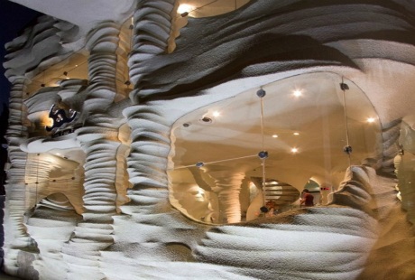 Ấn tượng với nhà hàng đầu tiên xây dựng từ... muối