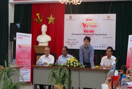 Ông Nguyễn Đình Chúc (áo xanh)- Phó Chủ tịch Tổng LĐLĐVN phát biểu tại buổi họp báo.