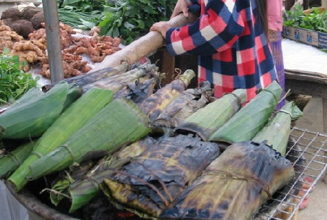 Rêu nướng được gói vào lá chuối hay lá dong.