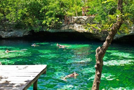 Trải nghiệm bơi trong “giếng thiêng” ở bán đảo Yucanta, Mexico - 1 Du khách vui thích khám phá vùng nước trong vắt của một hố tự nhiên