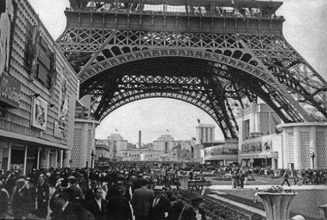 Những điều ít biết đằng sau “biểu tượng của Paris” - 2 Đông đảo khách tham quan tháp tại triển lãm 1889 Universelle tại Paris.
