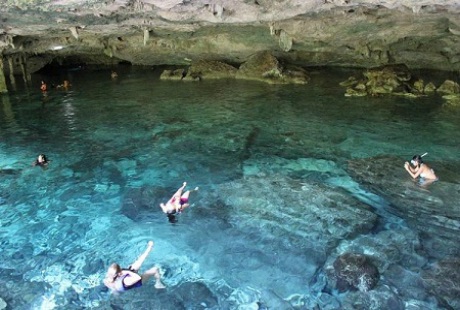 Trải nghiệm bơi trong “giếng thiêng” ở bán đảo Yucanta, Mexico - 2 Du khách thư giãn trong làn nước mát tại Dos Ojos