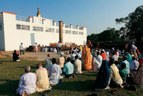Đi du lịch ở đâu trong tháng 5 này? - 4 Phật tử làm lễ phía bên ngoài đền Maya Devi