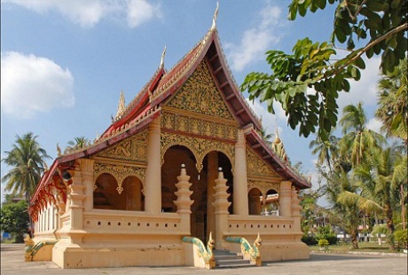 Đi du lịch ở đâu trong tháng 5 này? - 5 Phật tử làm lễ phía bên ngoài đền Maya Devi