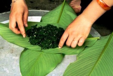 Lên Điện Biên thưởng thức đặc sản rêu đá của người Thái - 1 Rêu đá trộn với gia vị được gói trong lá dong.