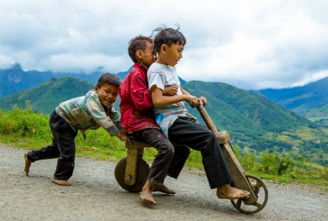  Chiếc xe gỗ tự chế được trẻ em vùng cao xã Ý Tý (Bát Xát) rất chi là ưa chuộng