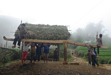  Trẻ em xã Ngải Thầu (Bát Xát) chơi trò đua quay được chế bằng 2 cây gỗ
