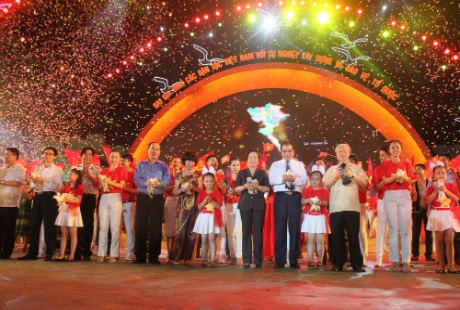 Lãnh đạo nhà nước, cùng đại diện các ban ngành lên chung vui kết thúc đêm nghệ thuật