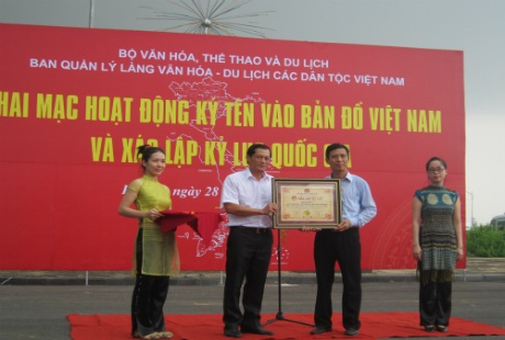 Đông đảo người dân có mặt đã ký tên lên tấm bản đồ Việt Nam