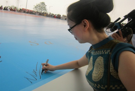 Đông đảo người dân có mặt đã ký tên lên tấm bản đồ Việt Nam