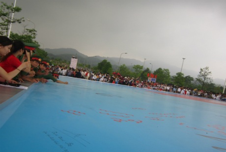 Đông đảo người dân có mặt đã ký tên lên tấm bản đồ Việt Nam