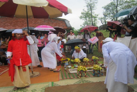 Công tác chuẩn bị trước khi diễn ra phần lễ.