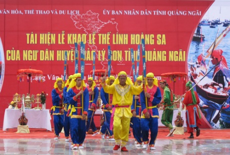 Lần đầu tiên tái hiện “Lễ khao lề thế lính Hoàng Sa” tại Hà Nội - 3 Phần lễ hát múa bá trạo hầu thần