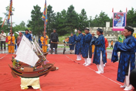 Lần đầu tiên tái hiện “Lễ khao lề thế lính Hoàng Sa” tại Hà Nội - 6 Nghi thức rước linh vị ra hồ để làm lễ thả thuyền và hình nhân thế mạng