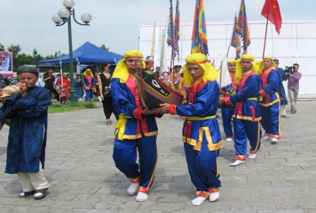 Lần đầu tiên tái hiện “Lễ khao lề thế lính Hoàng Sa” tại Hà Nội - 7 Nghi thức rước linh vị ra hồ để làm lễ thả thuyền và hình nhân thế mạng