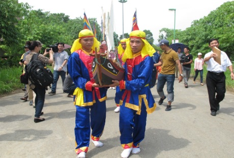 Lần đầu tiên tái hiện “Lễ khao lề thế lính Hoàng Sa” tại Hà Nội - 8 Nghi thức rước linh vị ra hồ để làm lễ thả thuyền và hình nhân thế mạng