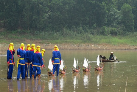 Lần đầu tiên tái hiện “Lễ khao lề thế lính Hoàng Sa” tại Hà Nội - 10 Lễ thả thuyền và hình nhân thế mạng với ý nghĩa cầu bình an cho các binh phu Hoàng Sa
