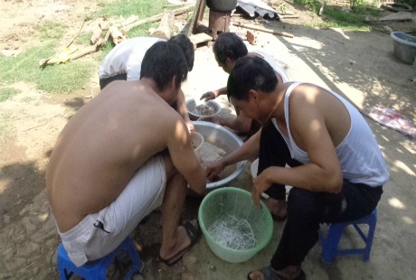 Người dân nhặt cá nến sau một buổi kéo lưới