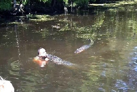 Rợn tóc gáy trước cảnh người “hôn” cá sấu