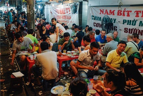 Du khách quốc tế ngợi ca Việt Nam là “Thiên đường ẩm thực” - 1 Khách nước ngoài cũng thích thú với món ăn đường phố Việt Nam