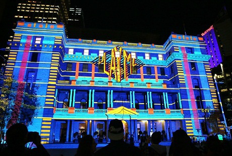 Mê hoặc trước sắc màu lung linh của lễ hội ánh sáng Vivid Sydney - 10 Dưới sự tài tình của một nghệ sĩ khác, Nhà hát này lại như những cánh buồm no gió đẹpđến khó tin.
