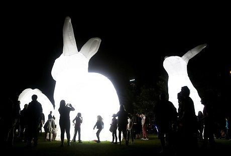 Mê hoặc trước sắc màu lung linh của lễ hội ánh sáng Vivid Sydney - 13 Những chú thỏ và kanguru khổng lồ “tỏa sáng”.