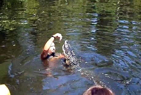 Rợn tóc gáy trước cảnh người “hôn” cá sấu