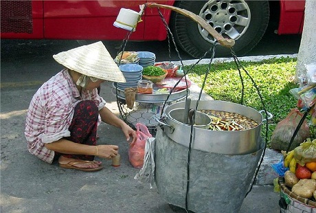 Du khách quốc tế ngợi ca Việt Nam là “Thiên đường ẩm thực” - 2 Một quán ăn “di động” ở thành phố Hồ Chí Minh