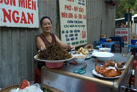 Du khách quốc tế ngợi ca Việt Nam là “Thiên đường ẩm thực” - 4 Phở Gà bên đường phố